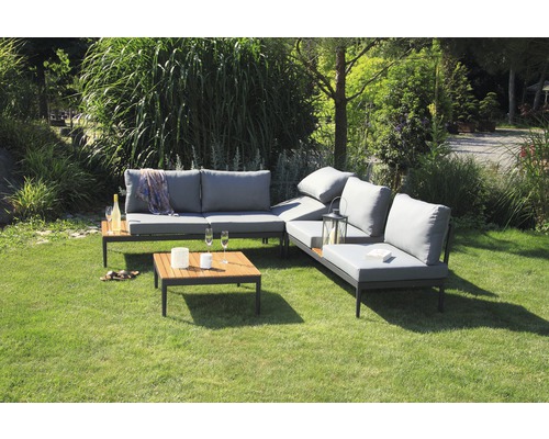 Ensemble de salon de jardin avec table sur une pelouse
