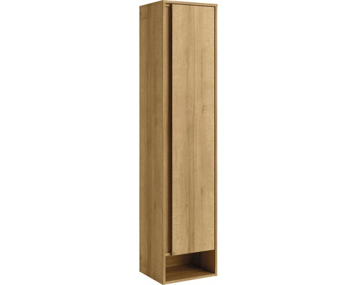 Armoire haute couleur bois avec porte coulissante et un compartiment ouvert.