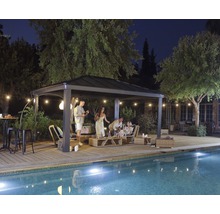 Gartenszene mit Pavillon, Gartenmöbeln und Pool bei Nacht