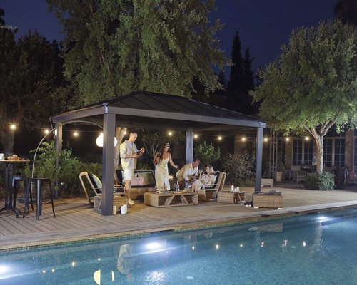 Scène de jardin avec pavillon, mobilier de jardin et piscine de nuit