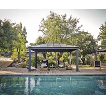 Ein Garten mit einem Pavillon, zwei Liegestühlen und einem Swimmingpool