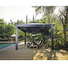 Gartenszene mit Pavillon, Liegestühlen und Pool auf einer Holzterrasse
