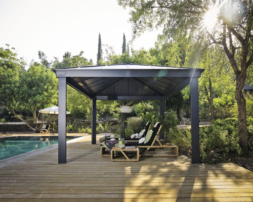 Scène de jardin avec pavillon, chaises longues et piscine sur une terrasse en bois