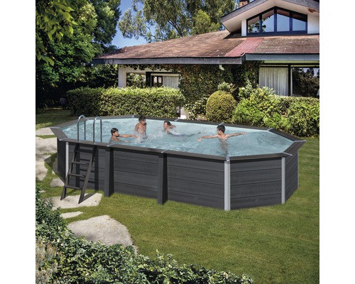 Piscine hors-sol avec échelle de bain et personnes nageant dans le jardin