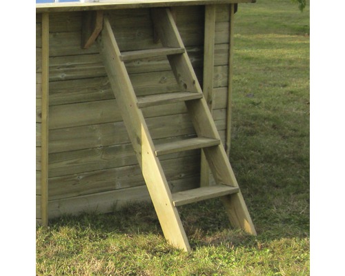 Holzleiter an einem Spielhaus