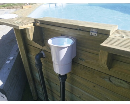 Poolskimmer eingebaut in eine Holzverkleidung für die Poolreinigungsanlage