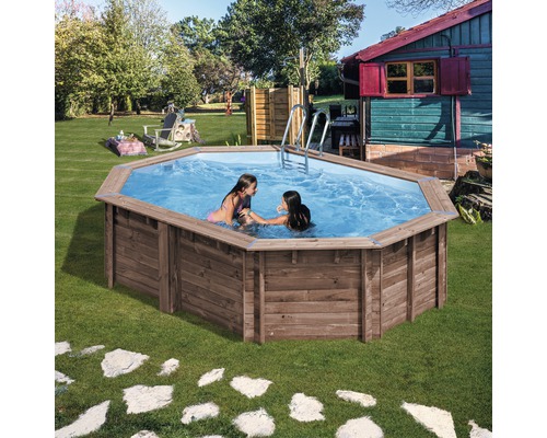 Aufbaubecken aus Holz mit zwei Kindern im Garten