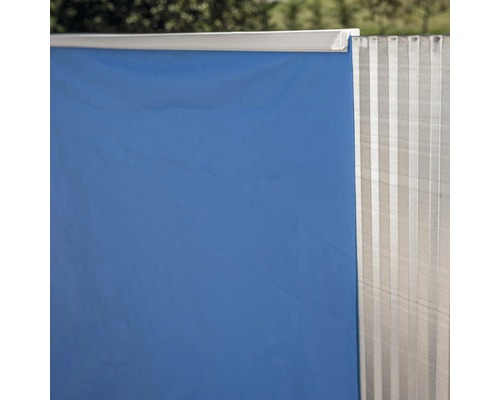 Detailansicht eines Sichtschutzzauns mit Stoffbespannung und Metallelementen