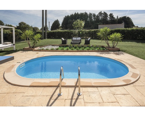 Schwimmbecken im Garten mit Leiter und Sitzgruppe