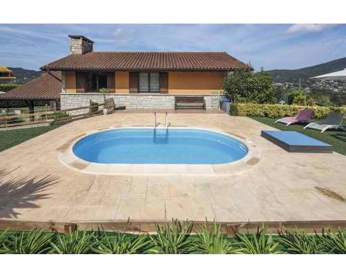 Ovaler Pool mit Haus und Gartenbereich
