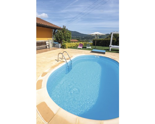 Pool im Garten mit Leiter, Liegestühlen und Sonnenschirm