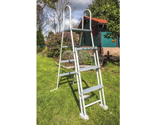 Échelle de piscine sur une pelouse dans un jardin