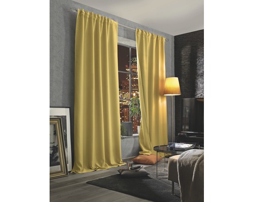 Wohnzimmer mit Fenster und Vorhängen