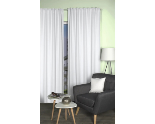 Wohnzimmer mit weißen Gardinen vor dem Fenster