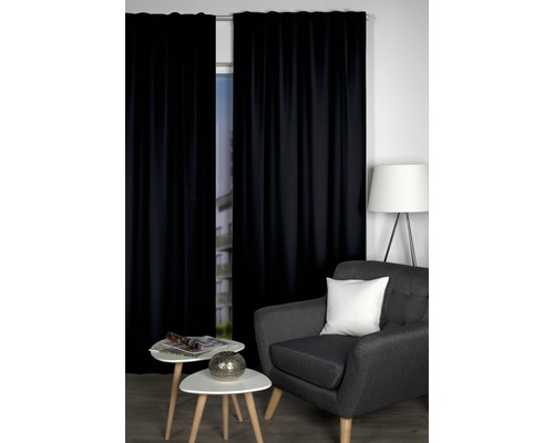 Salon décoratif avec rideaux noirs