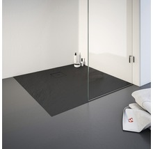 Douche à l''italienne avec caniveau de douche dans une salle de bains.