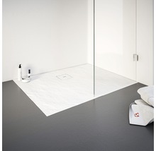 Douche plain-pied avec receveur de douche et paroi de douche en verre