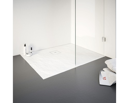 Douche plain-pied avec receveur de douche et paroi de douche en verre