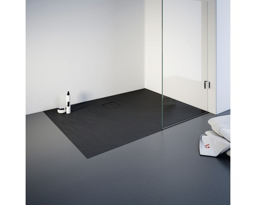 Douche plain-pied avec receveur de douche en ardoise, cabine de douche en verre et linge de bain.