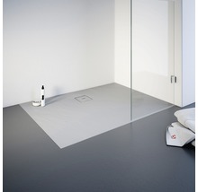 Douche à l''italienne avec receveur de douche, paroi de douche en verre et serviettes