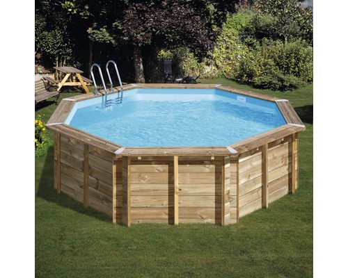 Achteckiger Holzpool mit Leiter im Garten.