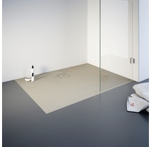 Douche à l''italienne avec receveur de douche, cabine de douche et serviettes de toilette dans la salle de bain.