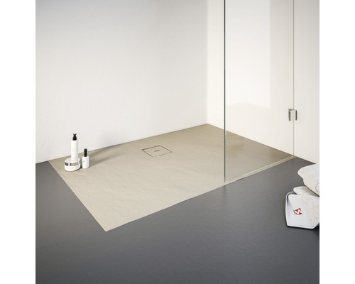 Ebenerdige Dusche mit Duschwanne, Duschabtrennung aus Glas und Ablauf