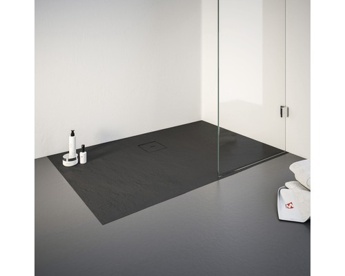 Douche à l''italienne avec receveur de douche plat et paroi de séparation en verre dans la salle de bain