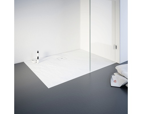 Douche à l''italienne avec receveur de douche, paroi de douche et serviettes