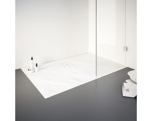 Salle de bains avec receveur de douche plat en fonte minérale et paroi de douche