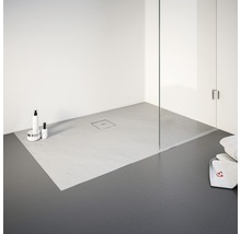 Douche plain-pied avec receveur de douche, paroi de douche et produits de soins