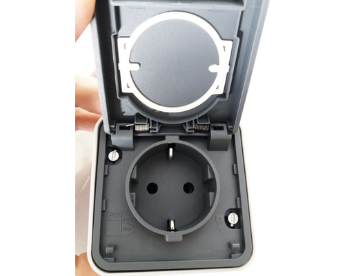 Geöffnete Schutzkontakt-Steckdose für den Aussenbereich