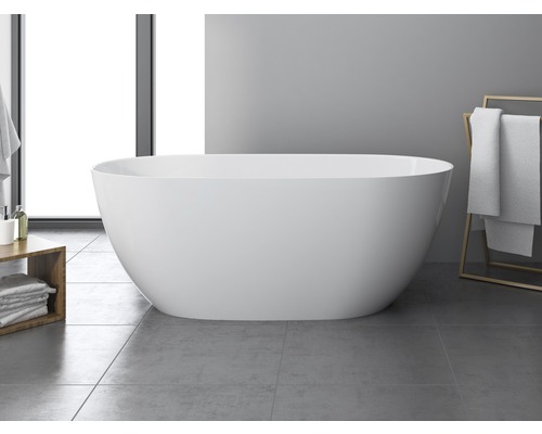 Baignoire îlot Baignoire ovale Kossie 1600 x 740 mm blanc lisse 625253161103 Baignoire îlot dans une salle de bains avec porte-serviettes et étagère