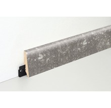 Fußleiste mit Befestigungsclip an einer Wand