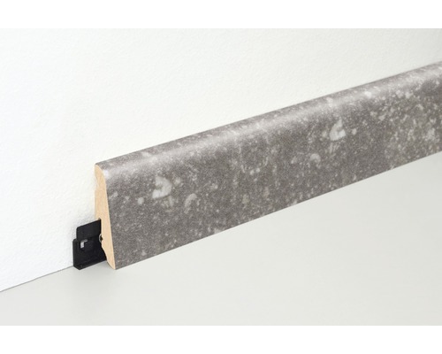 Plinthe avec clip de fixation sur un mur