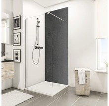 Cabine de douche avec receveur de douche, robinetterie de douche et panier à linge dans une salle de bain.