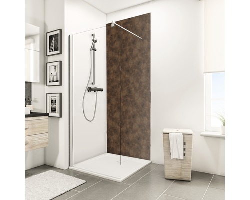 Badezimmer mit Dusche, Duschwanne, Duscharmatur und Sichtschutz