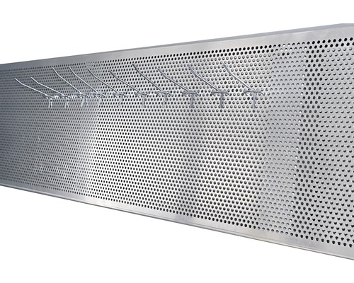 Panneau perforé avec crochets pour suspendre les outils