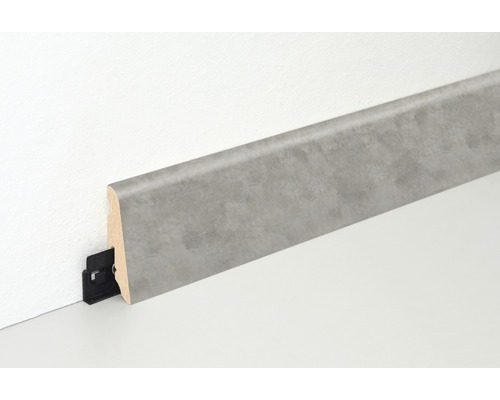 Plinthe avec clip de fixation sur un mur