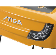Vue détaillée d''un tracteur de jardin Stiga jaune avec le logo Stiga et un phare