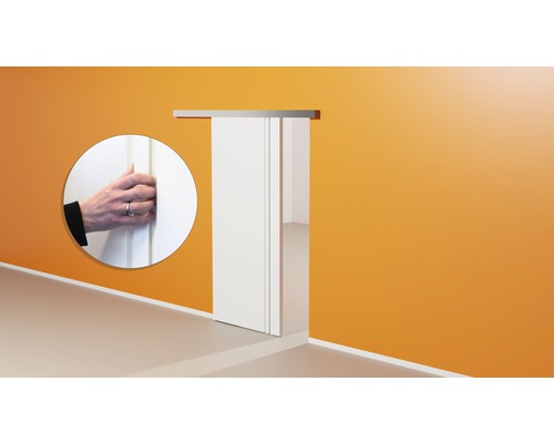 Weiße Schiebetür in einer Wand mit einer Hand, die die Tür hält.