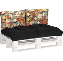 Meuble en palettes avec coussins d''assise noirs et coussins de dossier à motifs
