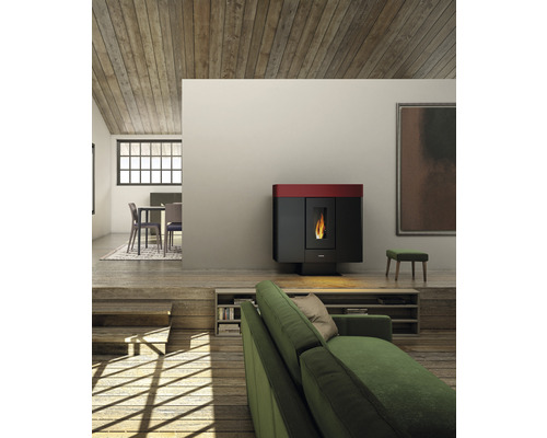 Salon avec poêle à granulés, canapé et plancher en bois