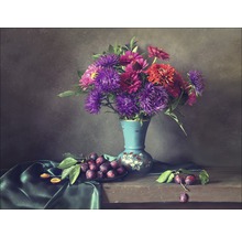 Stillleben mit Blumenstrauß in Vase und Pflaumen auf einem Teller