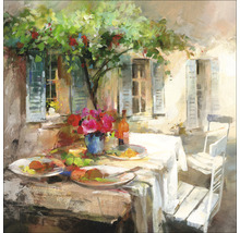 Gemälde einer gedeckten Tafel im Freien mit Blumen und Wein vor Fenstern mit Fensterläden