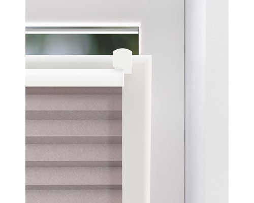 Detailansicht einer Plisseeanlage am Fenster