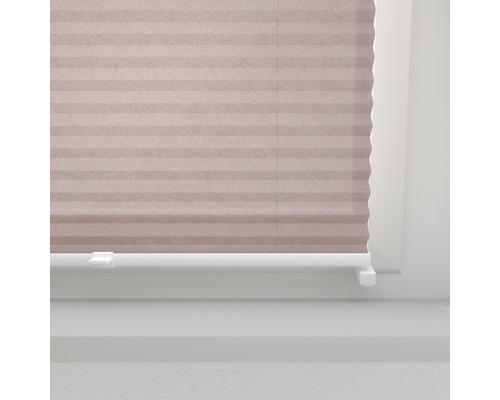 Nahaufnahme eines Plissees am Fenster