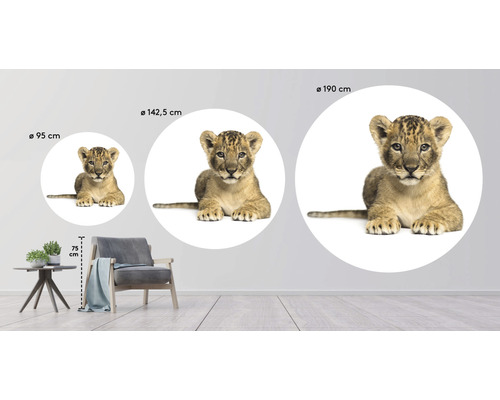 Illustration de trois stickers muraux avec des motifs de lion de différentes tailles dans un espace de vie.