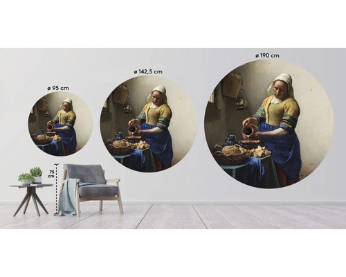 Drei runde Wandbilder mit dem Gemälde ''Das Milchmädchen'' von Jan Vermeer in verschiedenen Größen über einem Sessel und einem Tisch