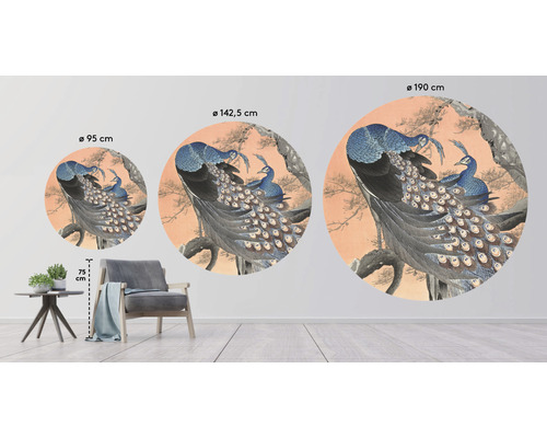 Illustration von Pfauen als Wandbild in drei verschiedenen Größen mit den Durchmessern 95 Zentimeter, 142,5 Zentimeter und 190 Zentimeter.